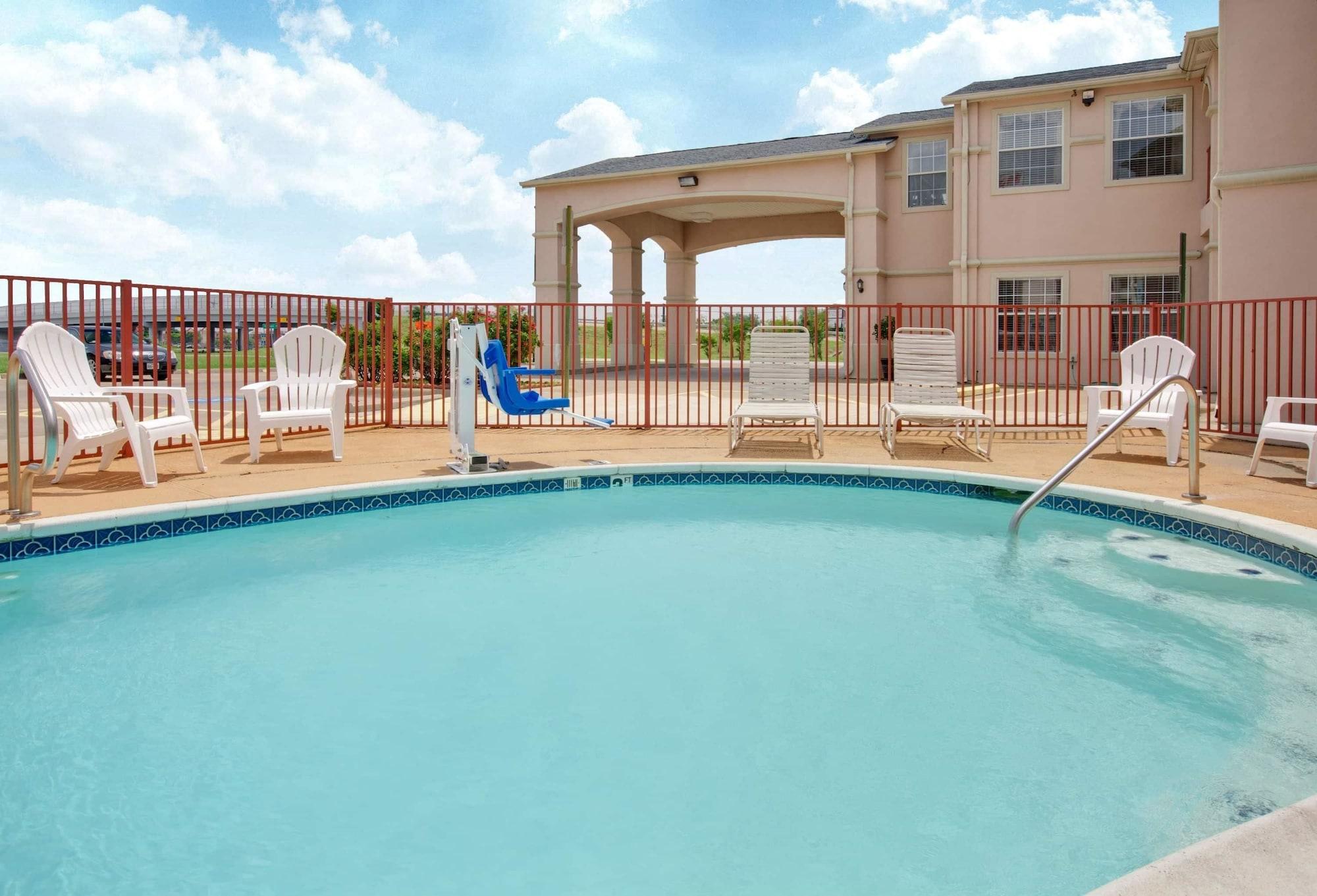 Super 8 By Wyndham Forney/East Dallas Buitenkant foto